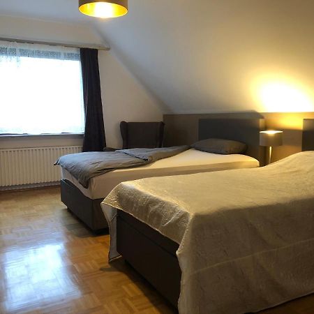 Privatunterkunft "An Der Hecke" Neuss Esterno foto