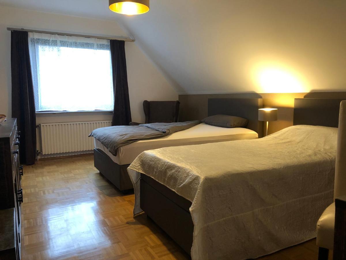 Privatunterkunft "An Der Hecke" Neuss Esterno foto