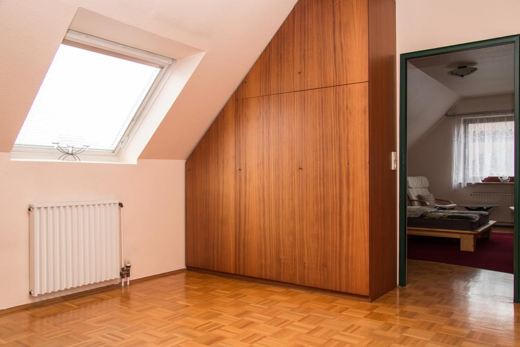 Privatunterkunft "An Der Hecke" Neuss Esterno foto